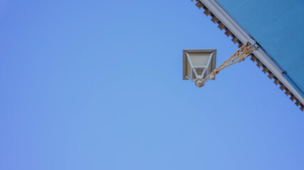 Farola en casa a zul y cielo azul