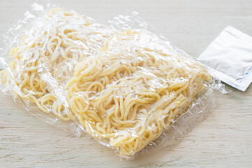 袋に入ったやきそば麺とソース