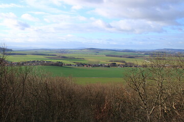 Obraz premium Blick über die Lausitz bei wolkigem Wetter bei Görlitz in Sachsen