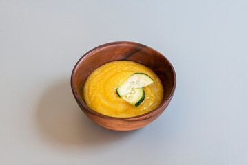 This gazpacho is a cold soup with various ingredients such as olive oil, vinegar, water, raw vegetables, and mango.