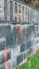 Muro de hormigón desgastado por el tiempo en jardín