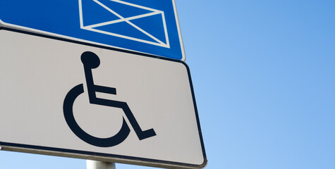 Niepełnosprawny, miejsce parkingowe dla osób niepełnosprawnych, wózek inwalidzki, utrudnienia, Niepełnosprawność - obrazy, fototapety, plakaty