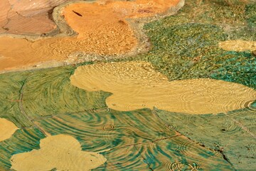 Formas abstractas de agua en el fondo de una fuente