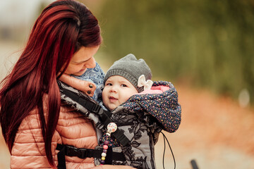 Obraz premium Mother and daughter taking a walk in the park