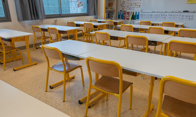 Salle de classe dans une école sans personne.
