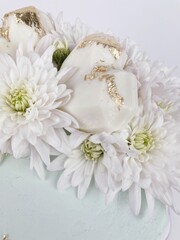 Pastel blanco con detalles en color oro y chocolate