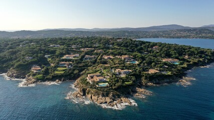 Fototapeta premium survol de la presqu'ile de Saint-Tropez dans le var, Provence et sud de la France