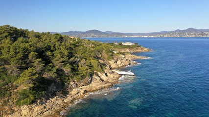 Fototapeta premium survol de la presqu'ile de Saint-Tropez dans le var, Provence et sud de la France