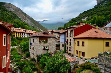 Fototapeta na wymiar Pueblo colorido entre montañas. Carreña de Cabrales, Asturias, España, Europa. 