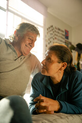 Obraz premium Retrato de pareja de latinos casados mirándose mutuamente con amor 