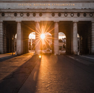 Vienna, Austria: Heldentor entrance to the imperial palace