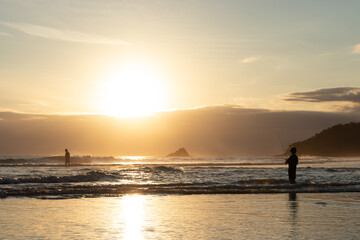 Fototapeta premium pôr-do-sol na praia no verão nas férias