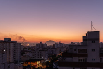paisagem urbana ao amanhecer