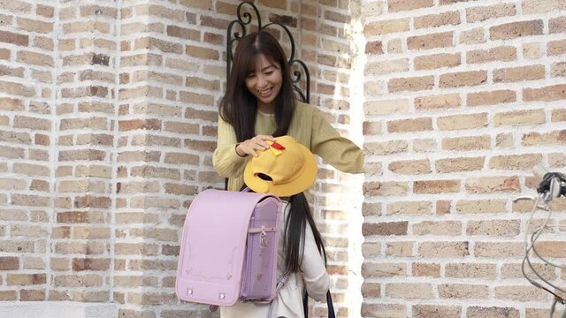 通学を見送るお母さん