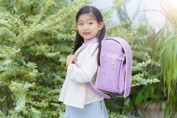 ランドセルを背負った女の子