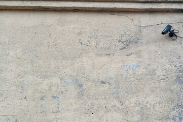 ALte Überwachungskamera an verwitterter Wand