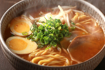 湯気の上がるシズル感のあるラーメン