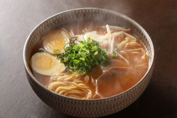 湯気の上がるシズル感のあるラーメン