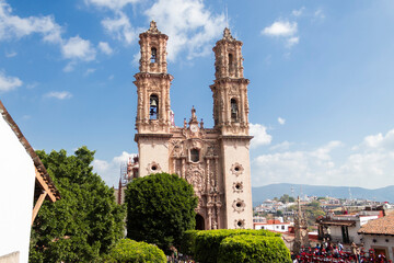Fototapeta na wymiar Catedral de Taxco en fechas navideñas.