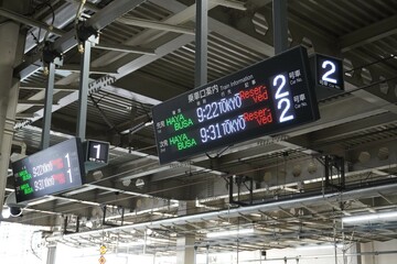駅ホームの電光掲示板（東北新幹線はやぶさ・英語）
