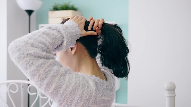 髪をまとめる女性