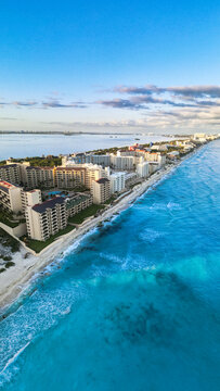 Panorama de un atardecer en playa de Canc&uacute;n Quintana Roo en M&eacute;xico