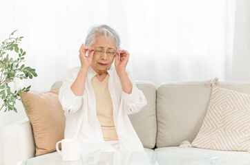 メガネをかける高齢者女性（老眼鏡）
