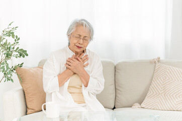 胸が痛い高齢者女性
