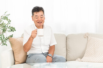 コーヒーを飲む高齢者男性
