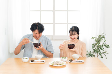 食事をする若い夫婦（笑顔）
