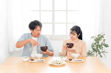 食事中に喧嘩する男女
