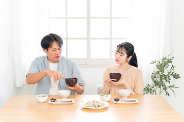 Obraz na płótnie Canvas 食事中に喧嘩する男女 