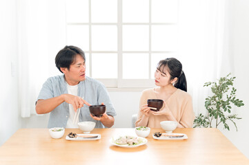 Obraz na płótnie Canvas 食事中に喧嘩する男女 