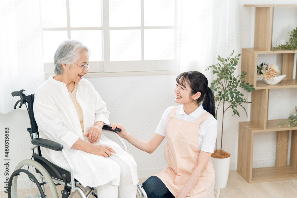 Wall mural 介護士と高齢者女性
