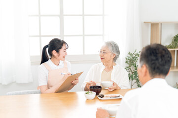 Fototapeta premium 高齢者の食事をチェックする女性（栄養士） 