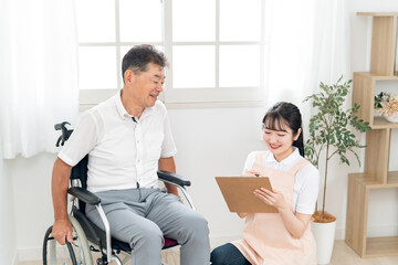 高齢者男性と話す介護士（メモ）