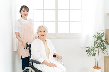 介護士と高齢者女性
