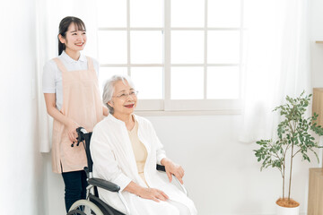 介護士と高齢者女性
