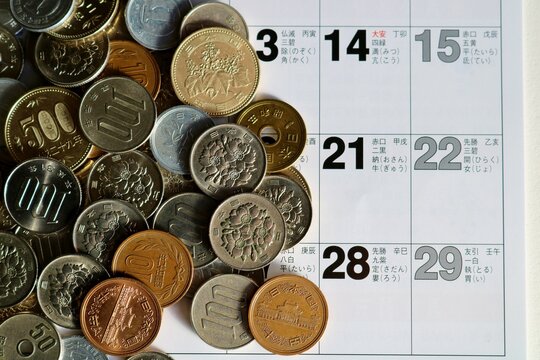 お金　小銭　カレンダー　イメージ