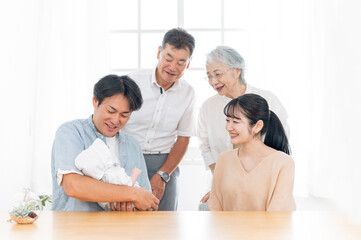 Fototapeta premium 老夫婦と若い夫婦（里帰り出産） 