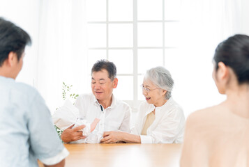 老夫婦と若い夫婦（里帰り出産）
