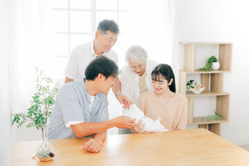 Fototapeta premium 老夫婦と若い夫婦（里帰り出産） 