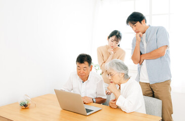 Fototapeta premium タブレットPCを見る家族（困る） 