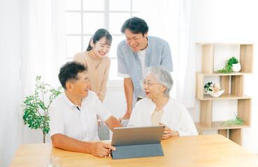 Fototapeta premium タブレットを使う家族（笑顔） 
