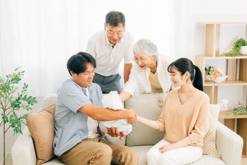 Obraz premium 老夫婦と若い夫婦（里帰り出産） 