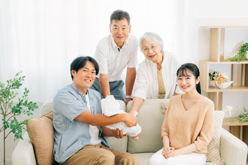 Obraz premium 老夫婦と若い夫婦（里帰り出産） 