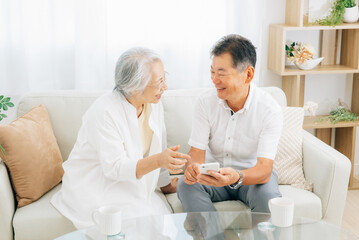 スマホを使う老夫婦（笑顔）
