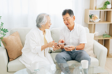 スマホを使う老夫婦（笑顔）
