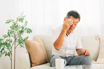 家にいる高齢者の男性（鼻・眼精疲労）
