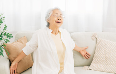 Obraz na płótnie Canvas リラックスする高齢者の女性 
